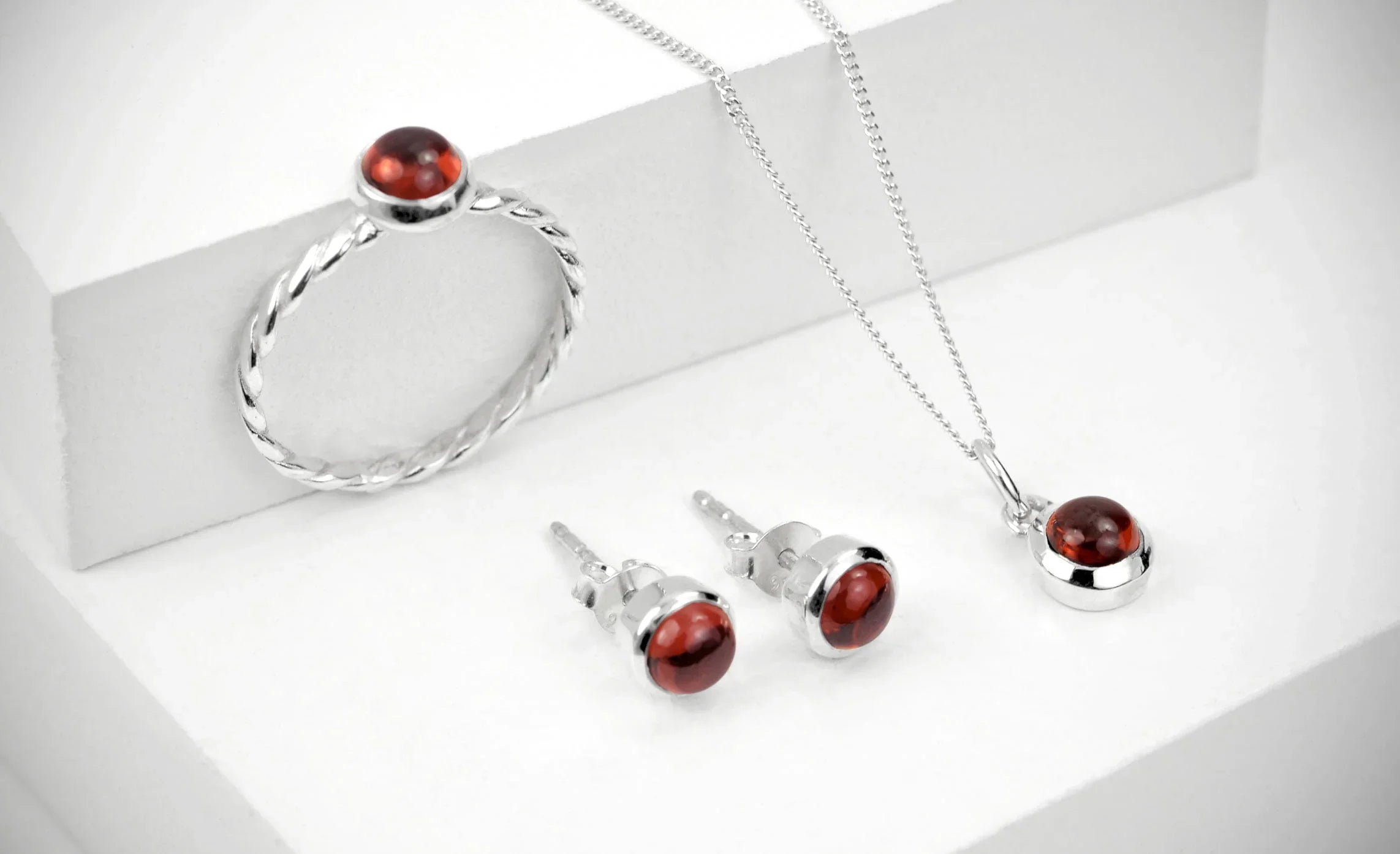 The January Birthstone Garnet - Properties, History & Meaning