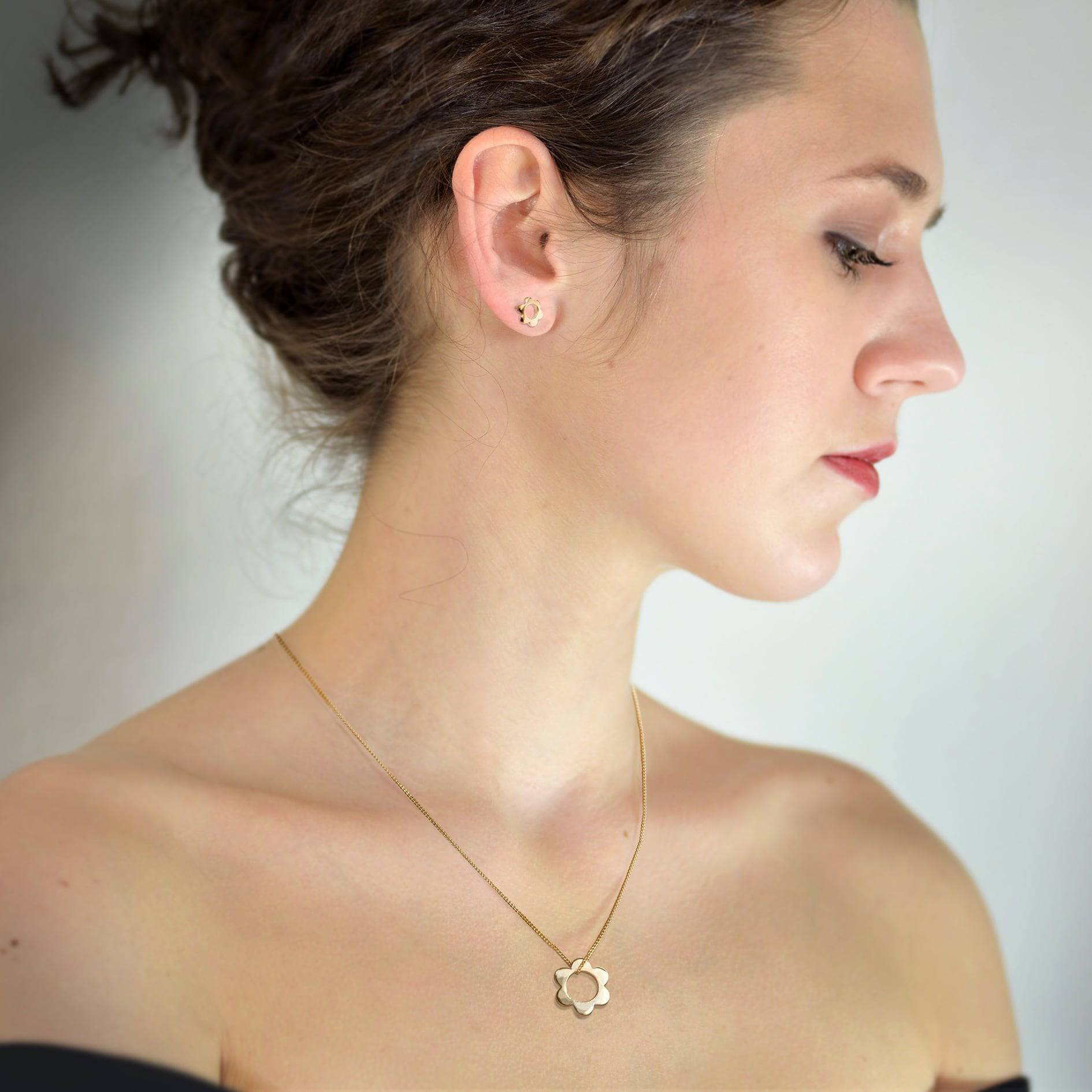 Daisy Pendant Necklace and Studs in Gold Vermeil