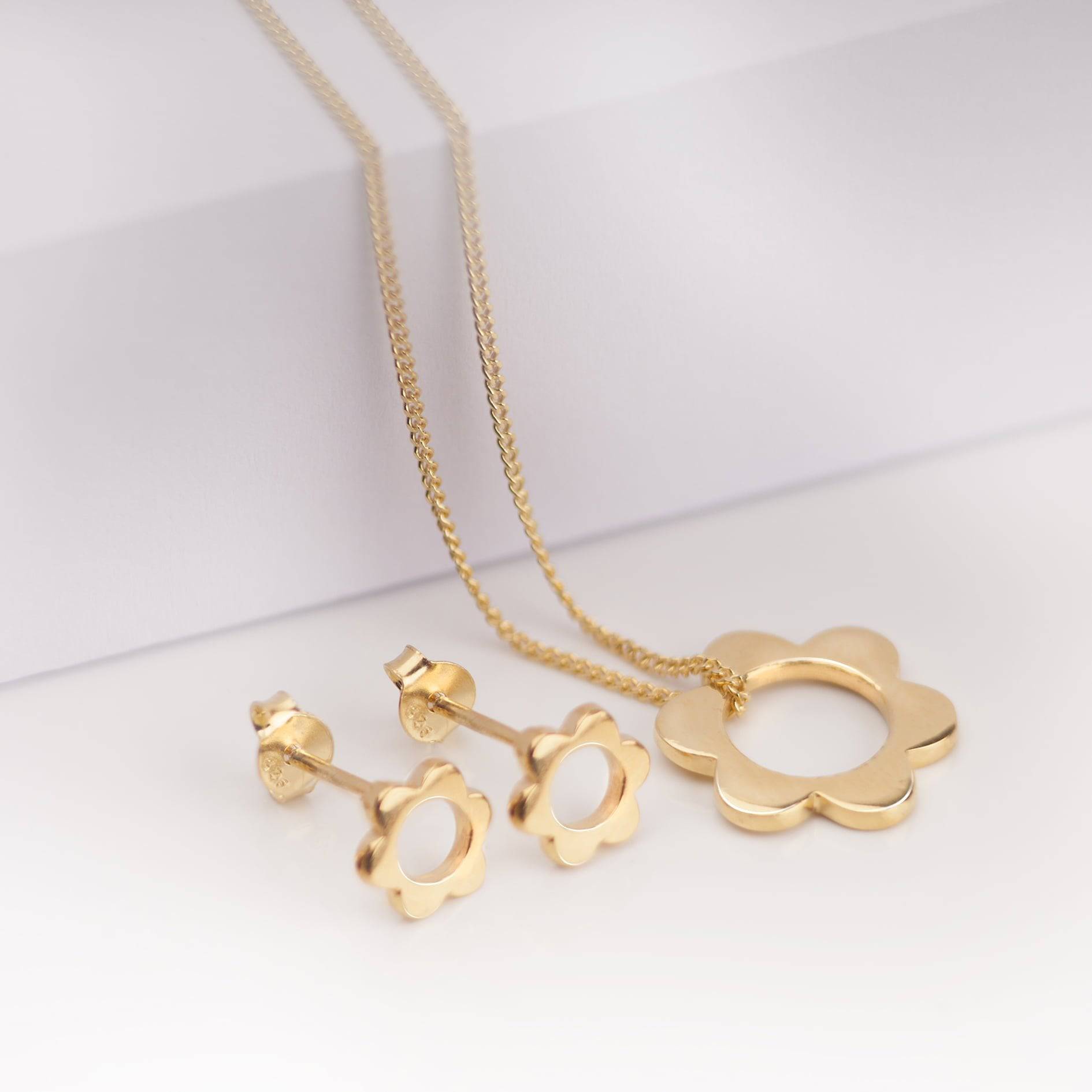 Daisy Pendant Necklace and Studs in Gold Vermeil