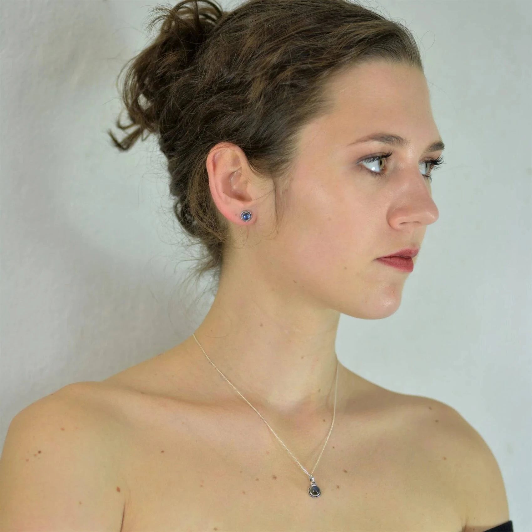 Twisted Wire Round Pendant Necklace with Labradorite in Sterling Silver